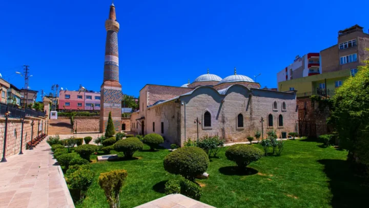 Siirt'te balkondan düşen çocuk öldü