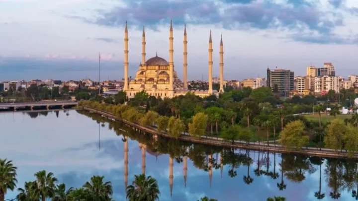 Adana'da köprüden nehre düşen kişiyi itfaiye ekipleri kurtardı