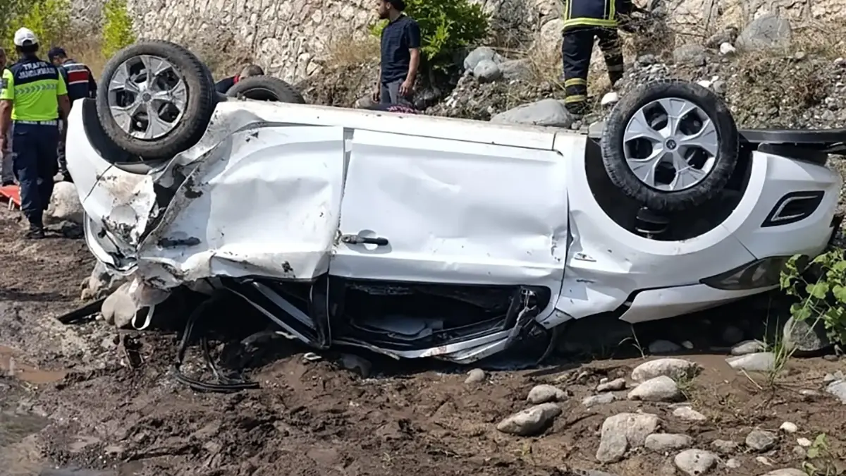 Adanada otomobil dereye uçtu: 2 ölü, 1 yaralı - Son Dakika Adana Haberleri