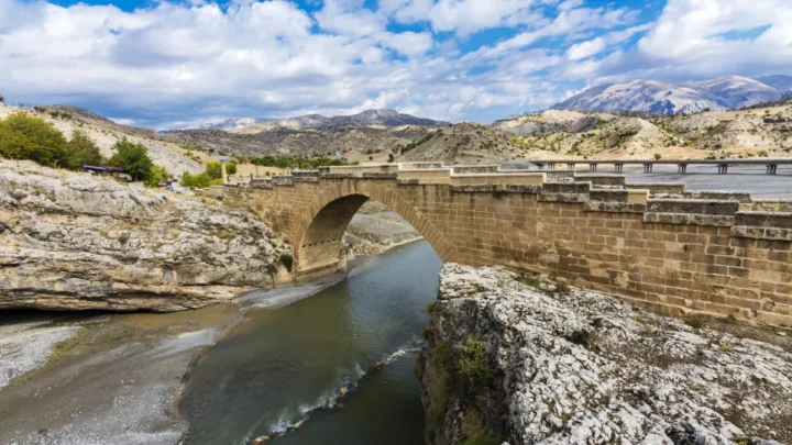 Adıyaman'da otomobil köprü bariyerlerini parçalayıp suya uçtu - Adıyaman Haberleri
