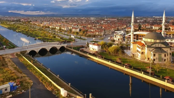 Afyonkarahisar'da iki otomobil çarpıştı: 1 ölü, 7 yaralı