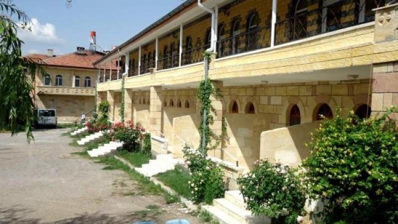 Aksaray’da otomobil aydınlatma direğine çarptı