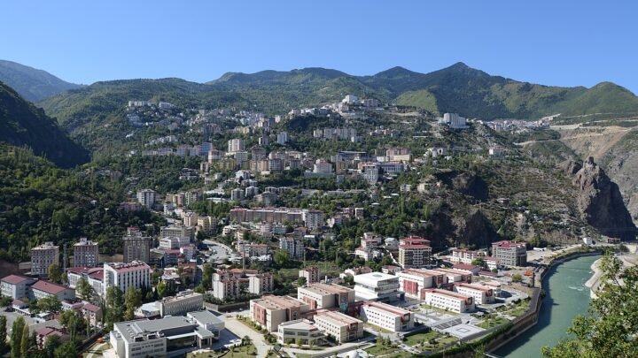 Artvin’de sağanak nedeniyle ulaşım aksadı