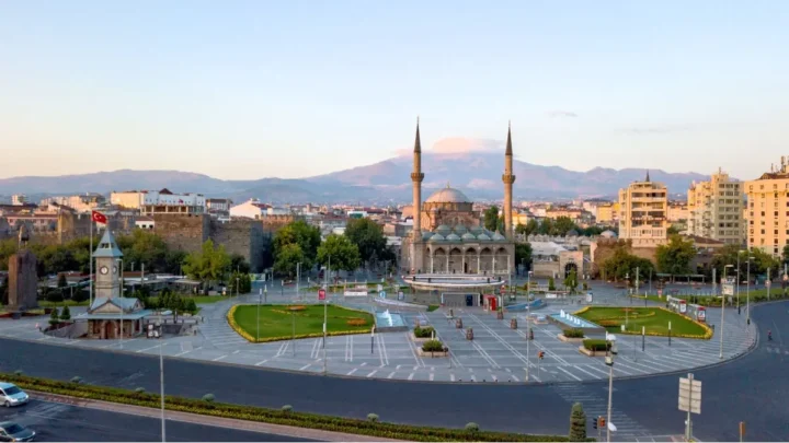 Kayseri'de devrilen yolcu otobüsündeki 20 kişi yaralandı