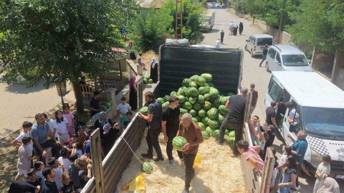Muş'ta Ücretsiz Karpuz Dağıtımı