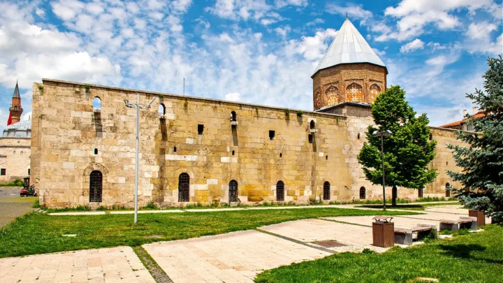 Sivas'ta yolcu minibüsü devrildi: 4 ölü, 10 yaralı