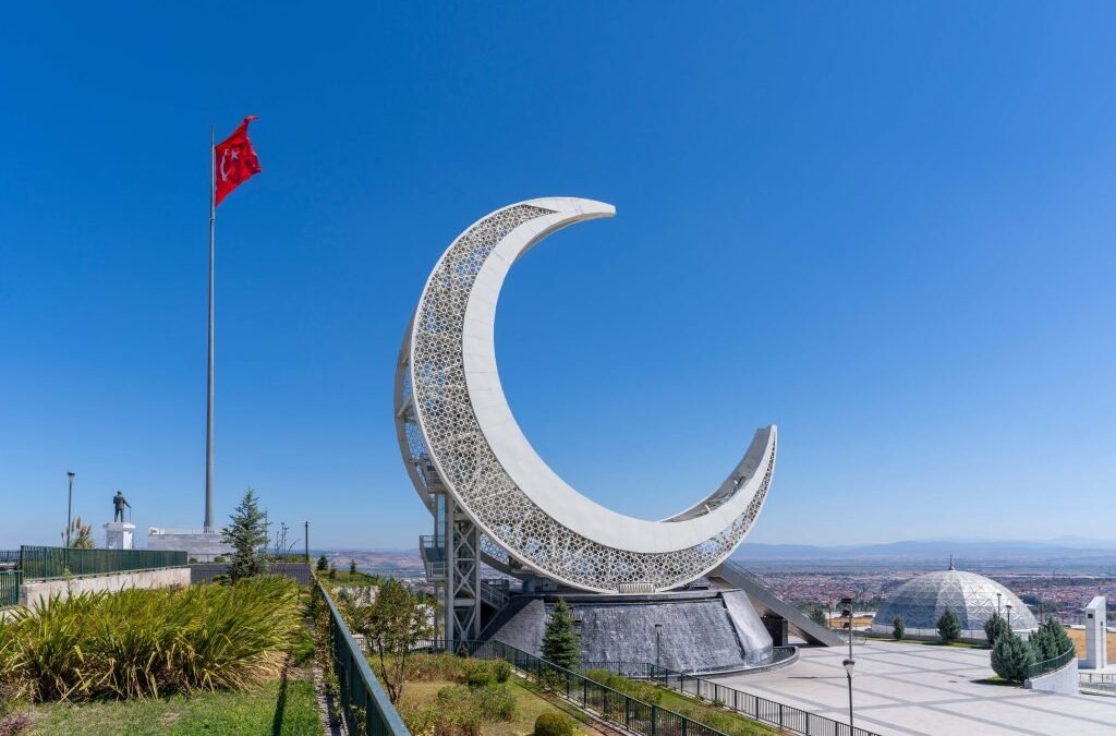 Balıkesir'de çıkan orman yangınına müdahale ediliyor