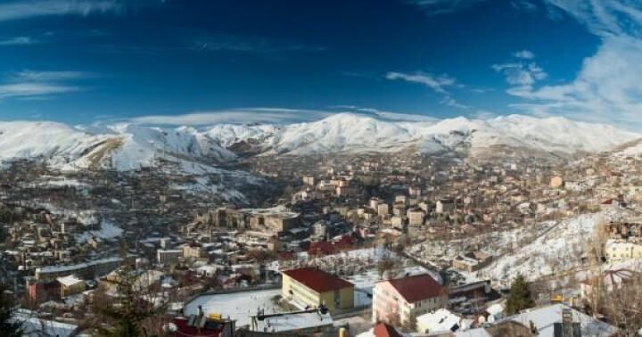 Bitlis’te mahalle sahaları baştan aşağı yenileniyor