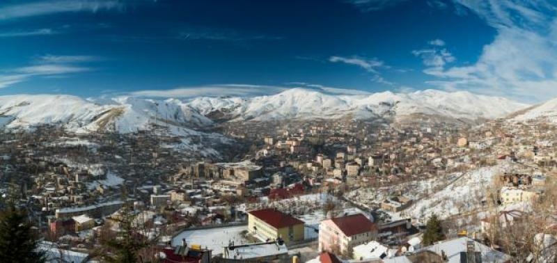Bitlis’te mahalle sahaları baştan aşağı yenileniyor